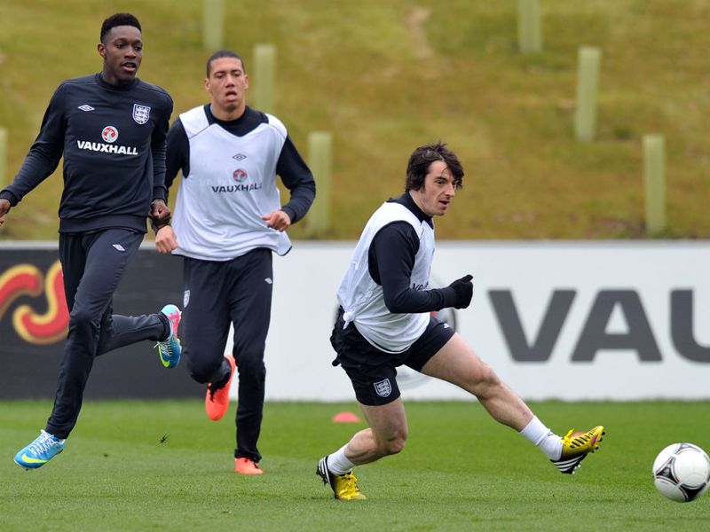 Leighton Baines gets his head up...