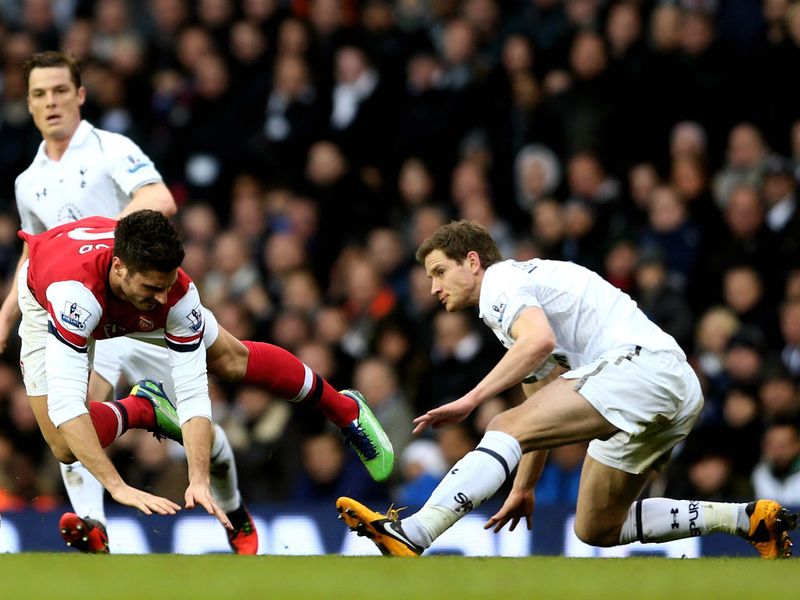 Olivier Giroud is brought down by an apologetic Jan Vertonghen