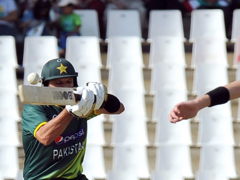 Shahid Afridi's cameo pushed Pakistan to 195 for seven.