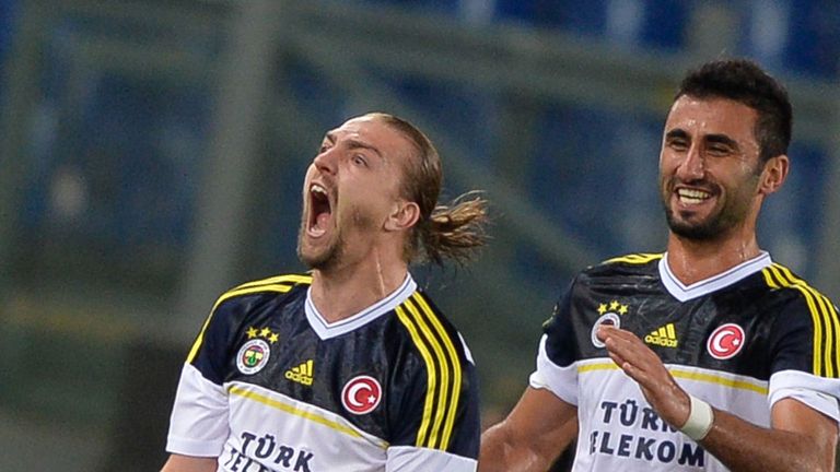 Caner Erkin celebrates Fenerbahce's crucial leveller