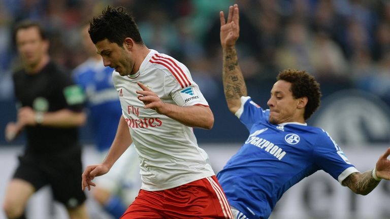 Tolgay Arslan tries to escape the challenge of Jermaine Jones