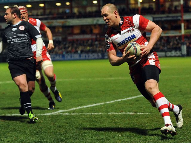Mike Tindall goes in for an early Gloucester try