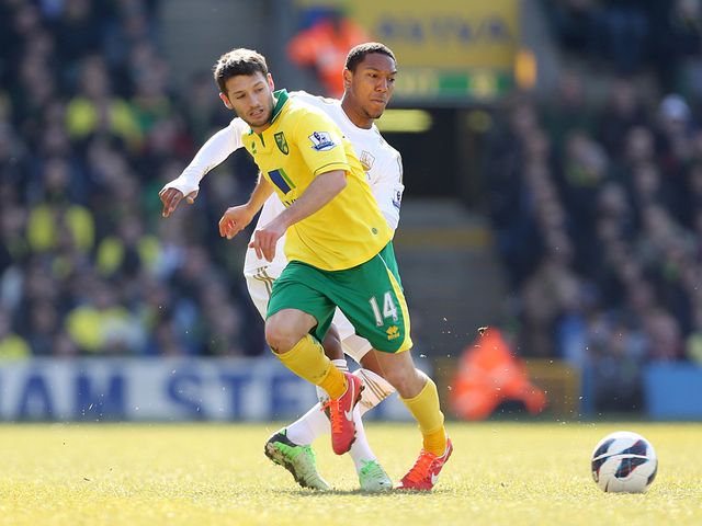 Wes Hoolahan and Jonathan de Guzman battle for the ball