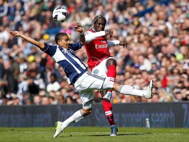 Jerome Thomas and Bacary Sagna battle for the ball