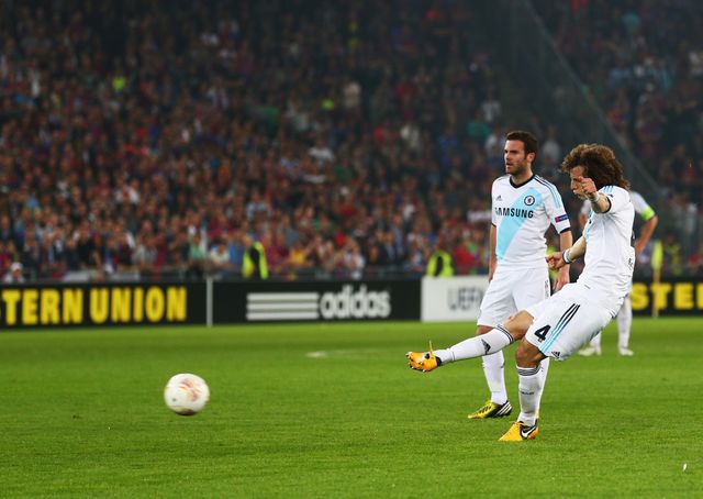 David Luiz fires in Chelsea's last-gasp first leg winner
