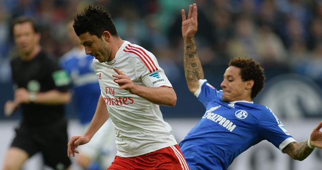 Tolgay Arslan tries to escape the challenge of Jermaine Jones