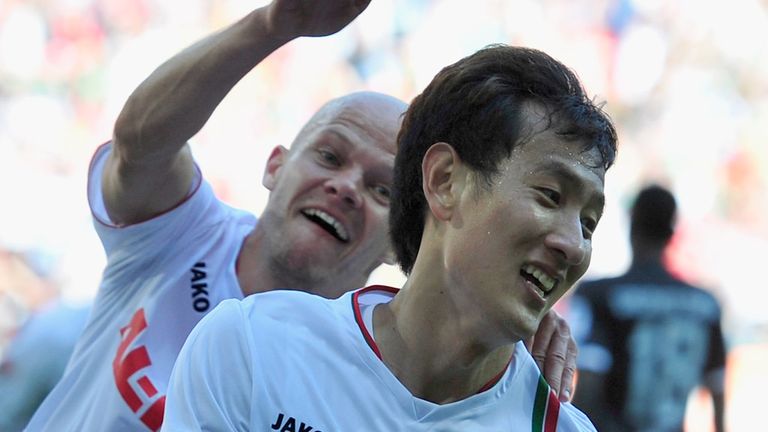 Dong Won Ji found the net for Augsburg