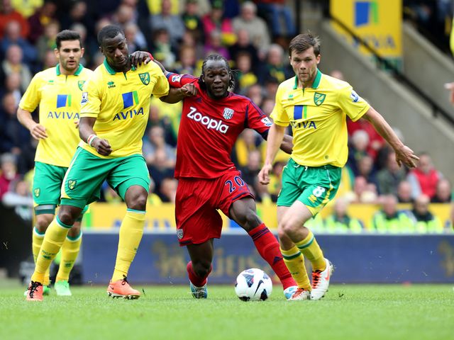 Bassong and Howson try to challenge Lukaku