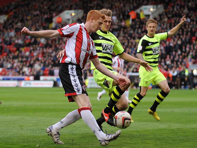 Dave Kitson gets a cross in.
