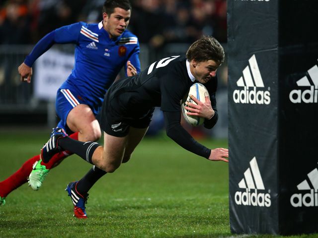 Beauden Barrett scores a try for New Zealand