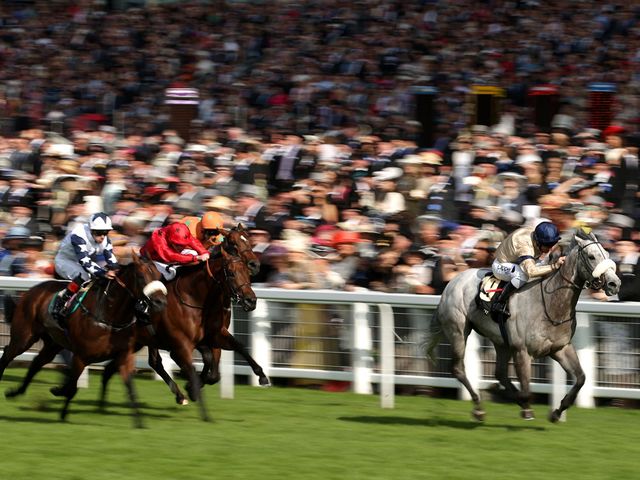 Lightning Cloud lands the Buckingham Palace in style