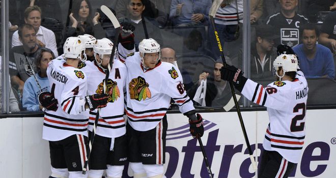 Chicago Blackhawks celebrate Marian Hossa's goal