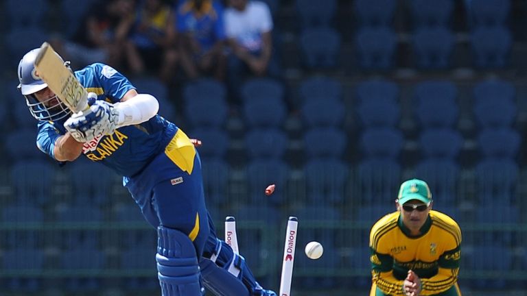 Tillakartne Dilshan fell in the fourth over.