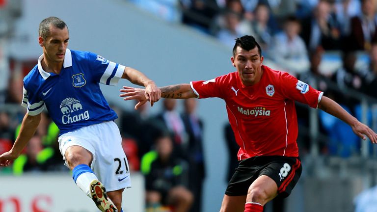Leon Osman and Gary Medel: Contest for the ball
