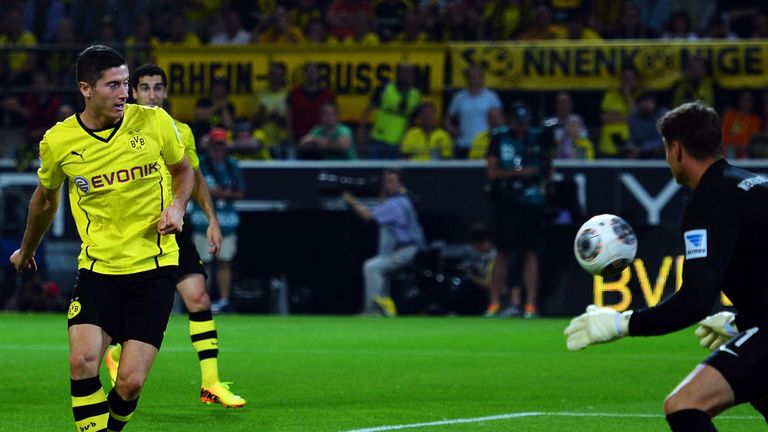 Robert Lewandowski scores the winning goal for Dortmund