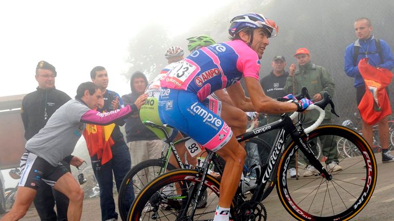 Riders make their way up the Alto de L'Angliru in the 2011 Vuelta