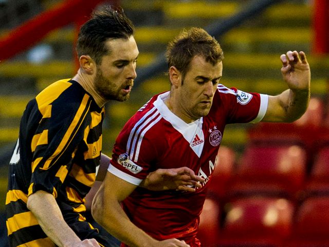 Niall McGinn gets beyond Ben Gordon