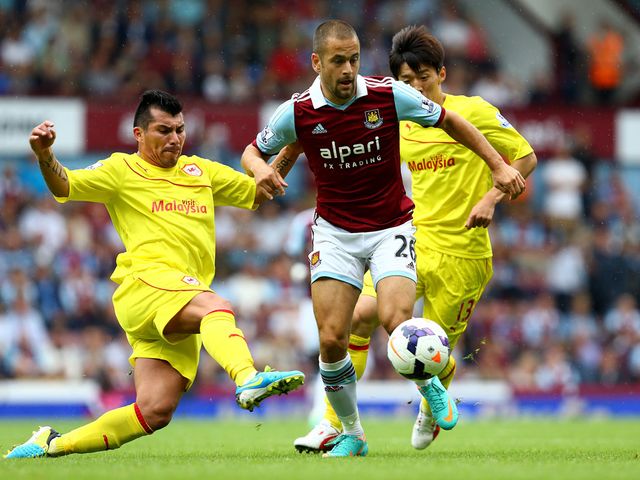 Joe Cole looks to get forward for West Ham