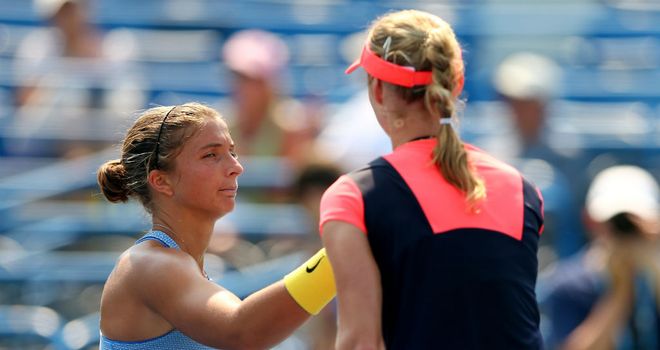 Sara Errani (L) was beaten in straight sets by Ekaterina Makarova