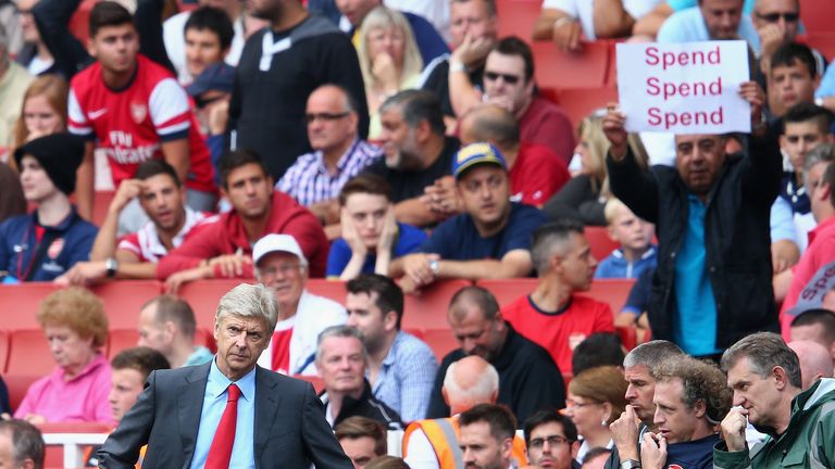 Arsenal-fans-remonstrate-with-Arsene-Wen