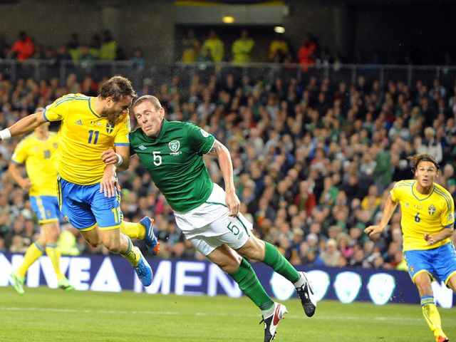 Johan Elmander heads Sweden's equaliser at the Aviva Stadium