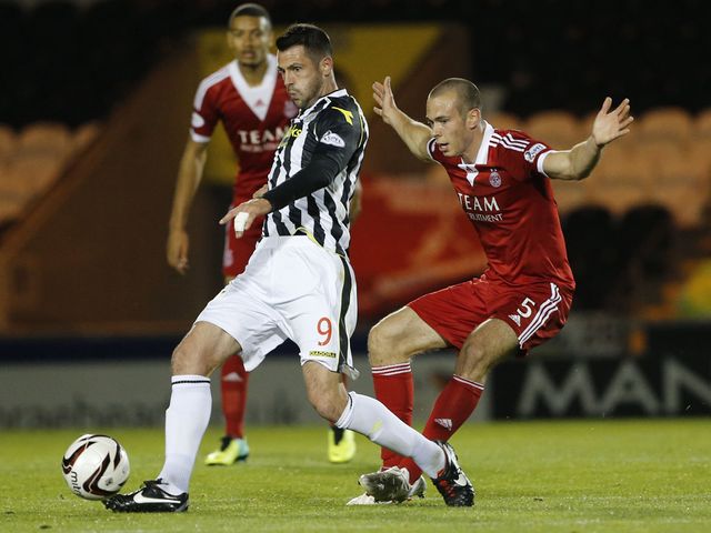Steven Thompson holds off the attentions of Andrew Considine