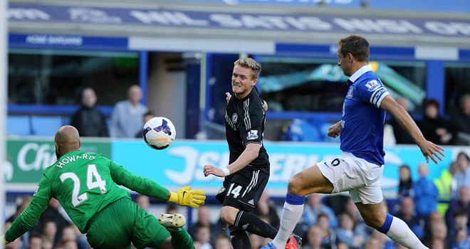 Chelsea&#39;s Andre Schurrle flicks the ball over Everton goalkeeper Tim Howard but wide of the goal