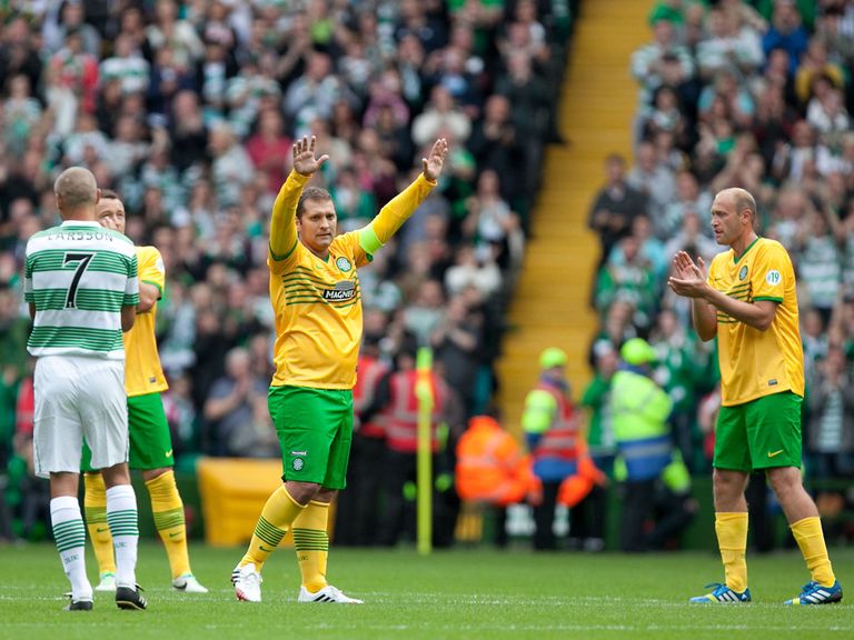 Stiliyan Petrov: Acknowledges the crowd at Celtic Park