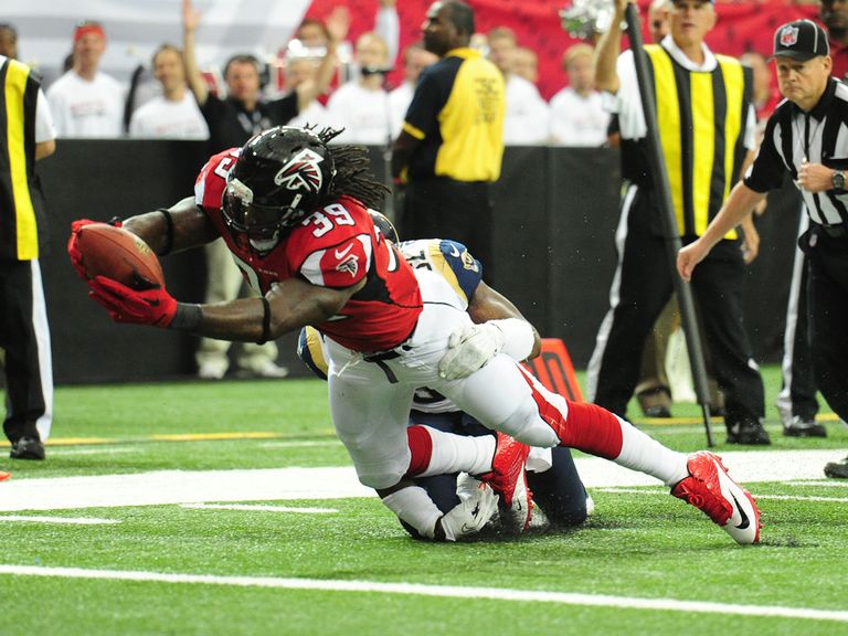 Steven Jackson scores a TD against his old team