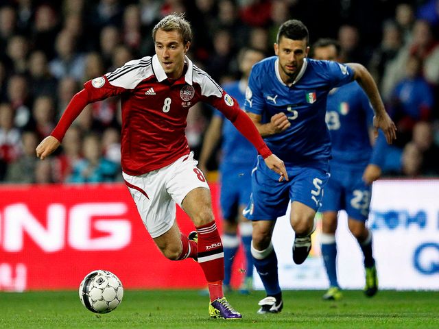 Thiago Motta tries to catch Christian Eriksen.