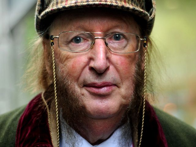 http://e2.365dm.com/13/10/640/John-McCririck-court_3013933.jpg?20131004141614