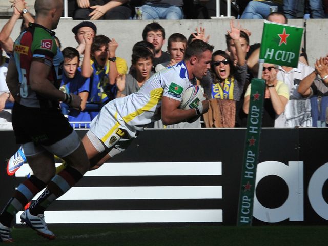 Lee Byrne dives over for a try against Quins