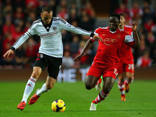 Berbatov tries to move away from Wanyama.