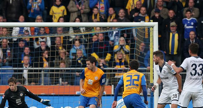 Schalke's Roman Neustaedter scores