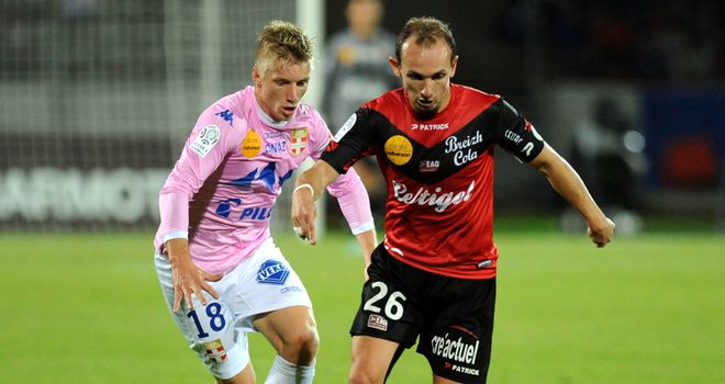 Thibault Giresse takes on Daniel Wass
