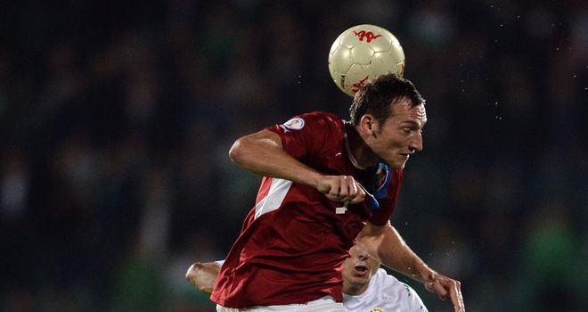 Libor Kozak wins a high ball against Bulgaria