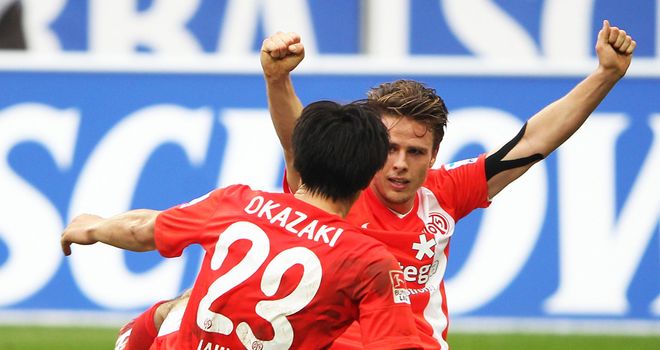 Mainz players celebrate after scoring