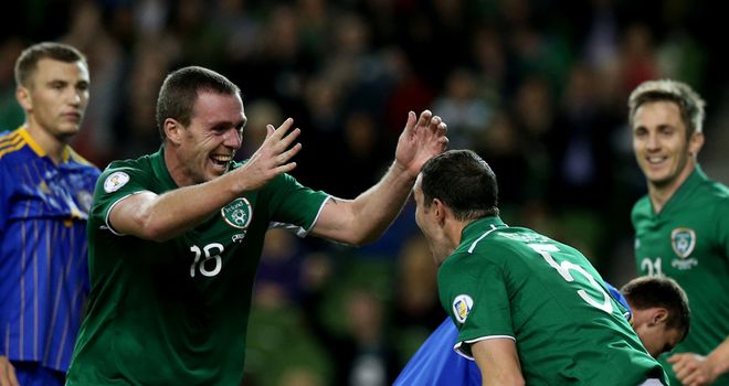 John O'Shea (r): Celebrates with Richard Dunne