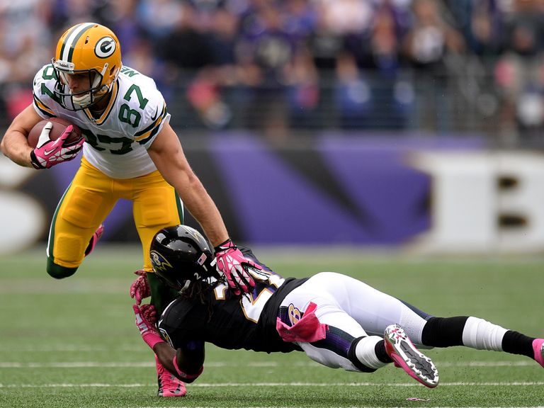 Lardarius Webb tries to tackle Jordy Nelson.