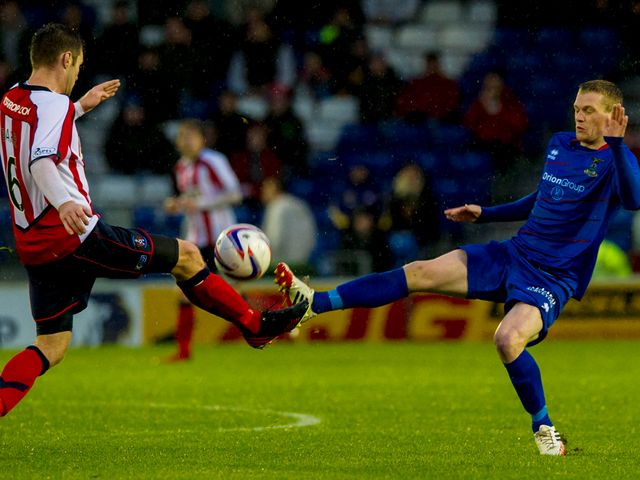 Darren Barr battles for the ball with Billy McKay.