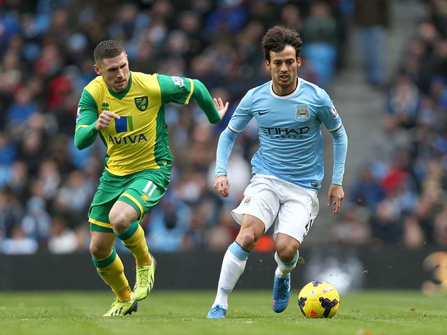 Gary Hooper tracks David Silva
