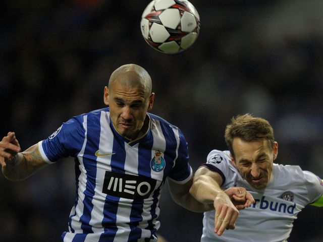 Maicon Roque and Manuel Ortlechner battle for the ball