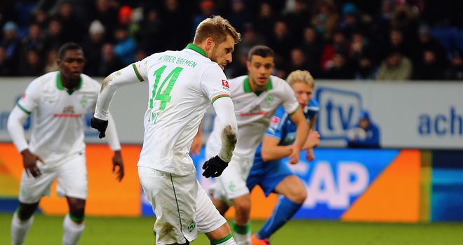 Aaron Hunt scores from the spot for Werder Bremen