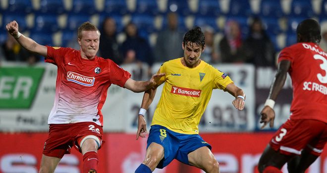 Filipe Goncalves holds off Nicolai Lorenzoni
