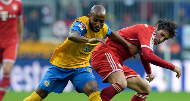 Domi Kumbela holds off Javi Martinez