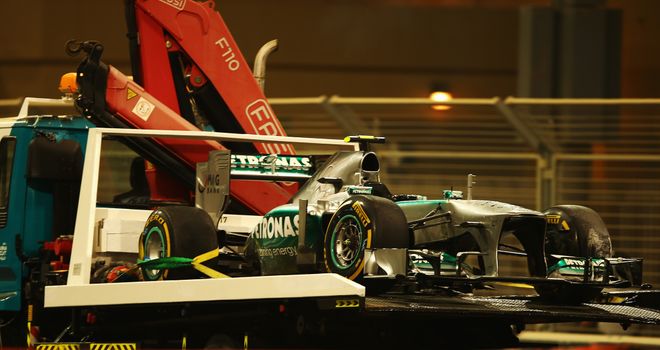 Lewis Hamilton's car is recovered after his qualy spin