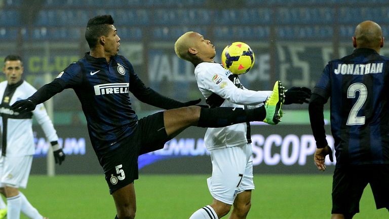 Jonathan Biabiany takes control of the ball for Parma