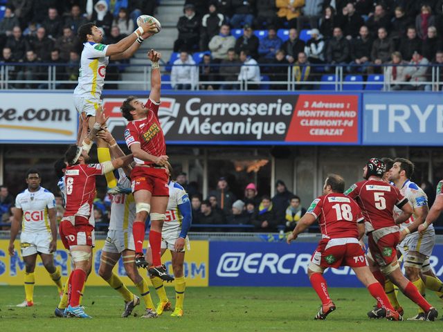 Damien Chouly jumps high to win a line-out.