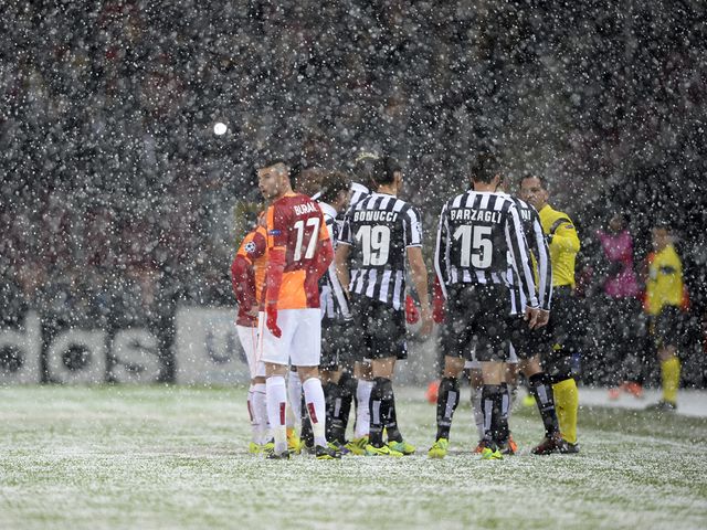 Bad weather forced Galatasaray v Juventus to be abandoned.