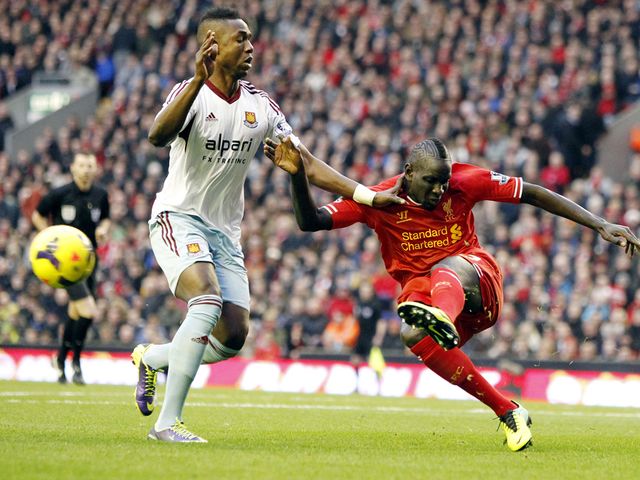 Modibo Maiga and Mamadou Sakho battle for the ball